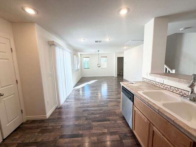 Building Photo - Large 4BR/2.5BA Family Home in Southwest Las Vegas