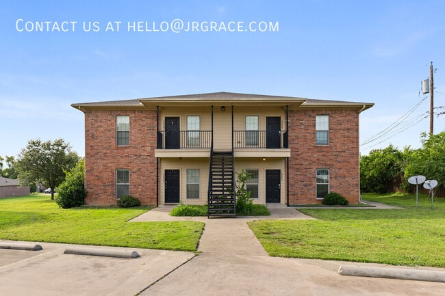 Building Photo - 2100 Breezy Dr