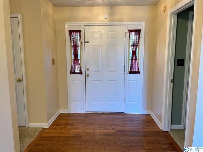 Foto del edificio - 130 Hickory Trail Dr