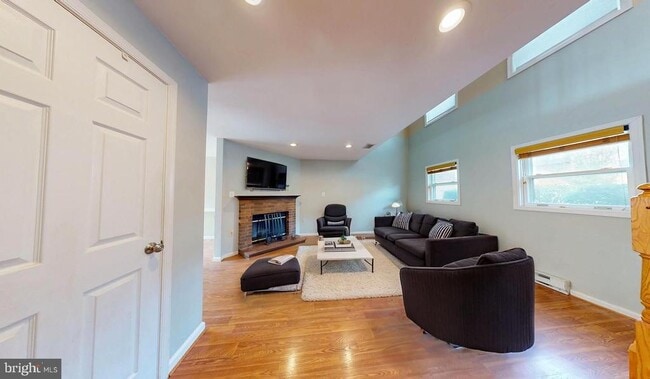 Building Photo - 5612 Gresham Ln