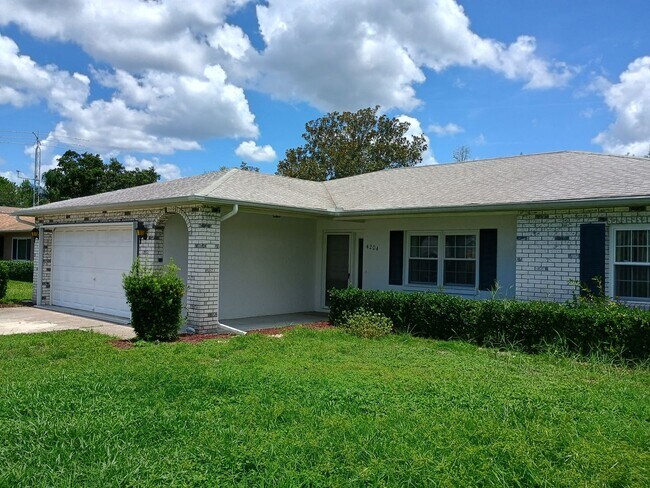 Building Photo - 3 bedroom, 2 bath  2 car garage POOL HOUSE