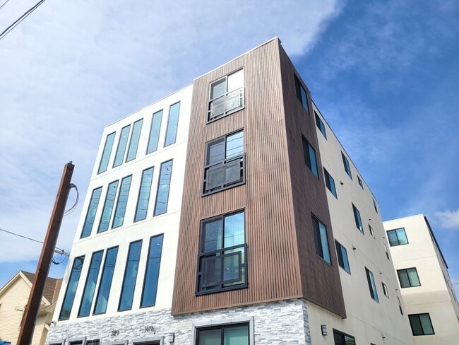 Building Photo - 1421 W 35th St