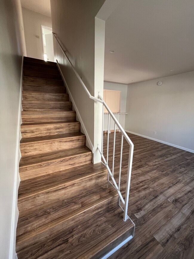 Unidad B - Escaleras - 2411 Harriman Ln