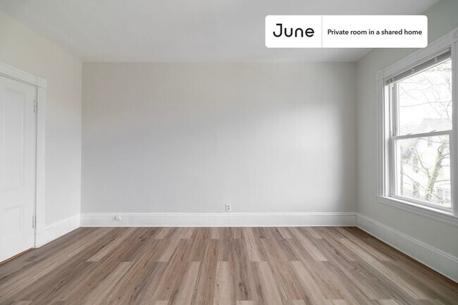 Foto del edificio - Private bedroom in 3 bed/1 bath Home
