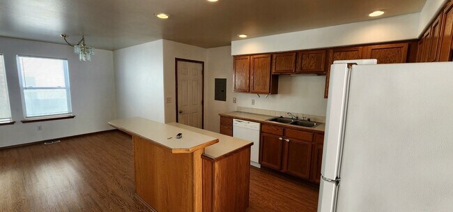 Building Photo - 1326 S Skyline Dr