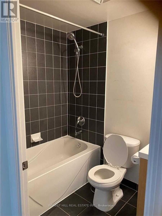 Photo du bâtiment - 2230 Lake Shore Blvd W