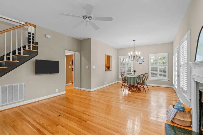 Foto del edificio - Location meets effortless living in this beautiful END UNIT townhome