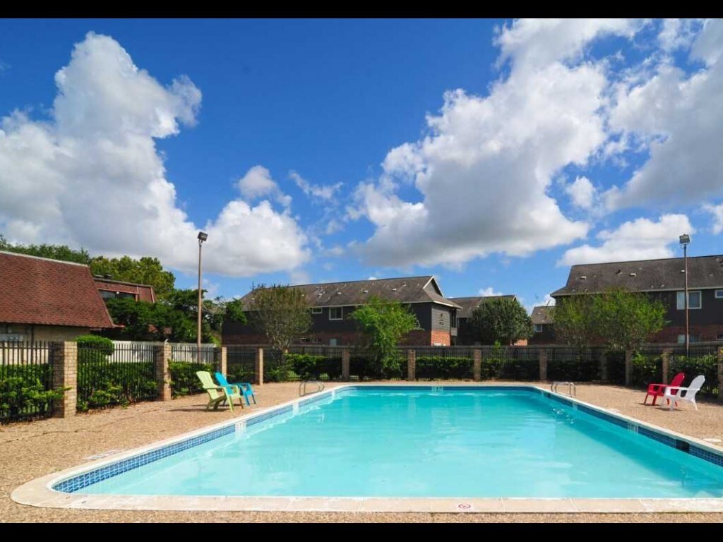 Oak Hollow Condos Apartments in Alvin, TX