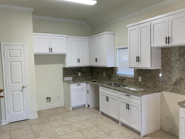 Building Photo - 915 Moorside Ln