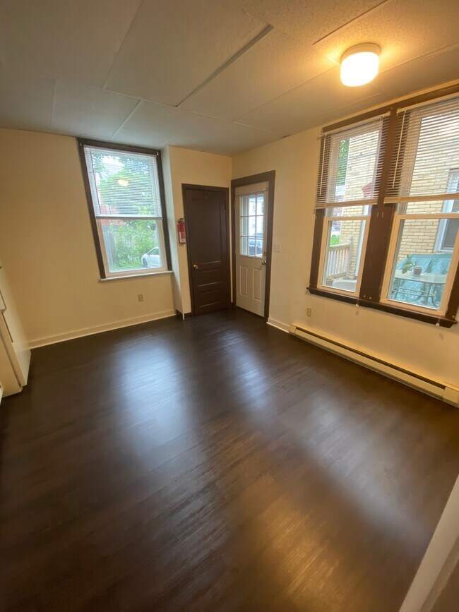 Building Photo - 111 E Maple St
