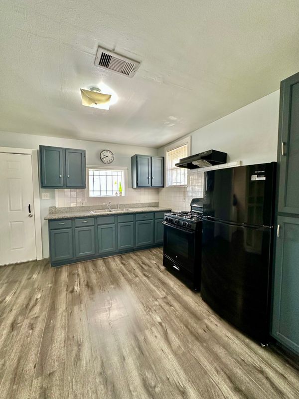 Foto del edificio - 305 N Live Oak St