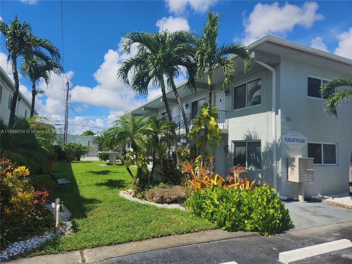 Foto principal - 715 NE 2nd Ave