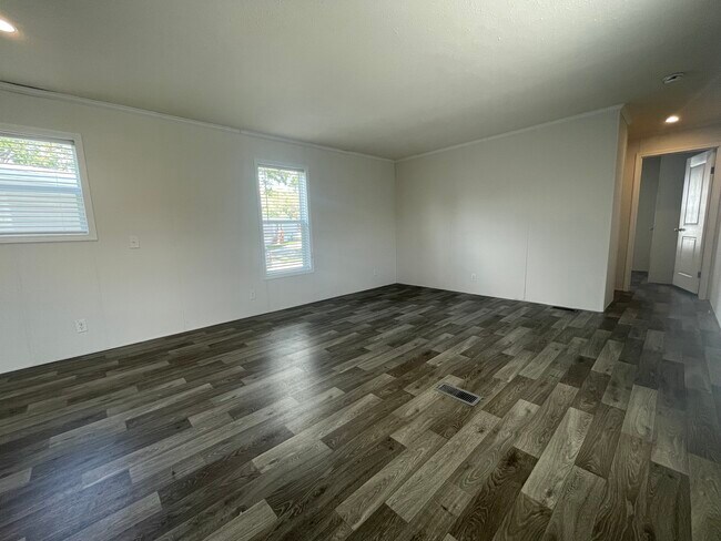 Foto del edificio - 15862 Villaire Ave