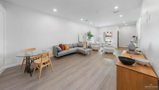 Foto del edificio - 11 W Ruben M Torres Sr Blvd