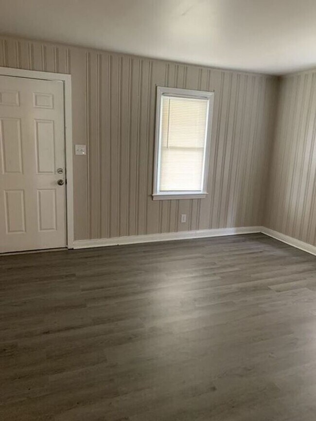 Building Photo - PRE-LEASING!!!! 2 bed/1 bath apartment in ...