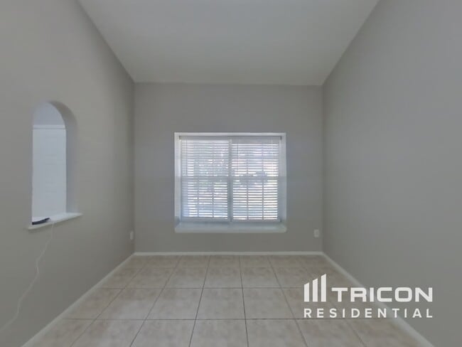 Building Photo - 1490 Club Dr