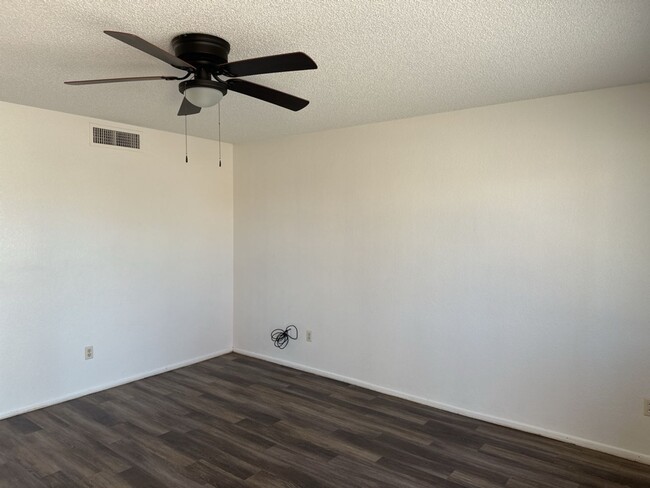 Building Photo - Unfurnished Full Time