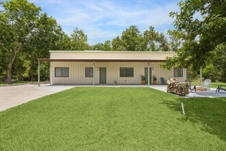 Building Photo - 1425 Oak Hollow Dr