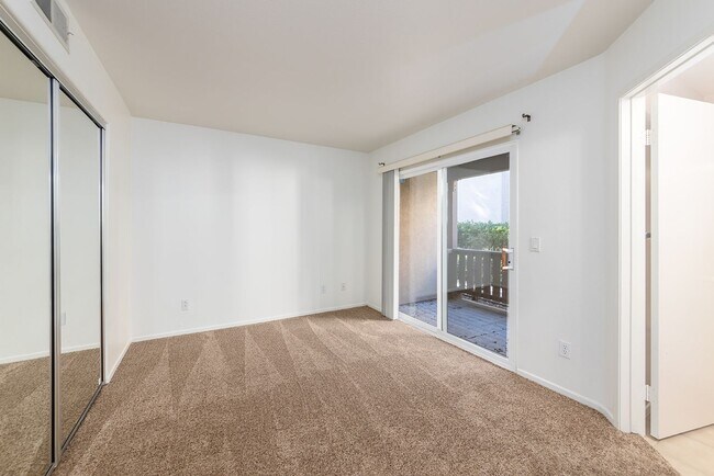 Foto del edificio - 3 bedroom townhome located In Rancho Carrillo!