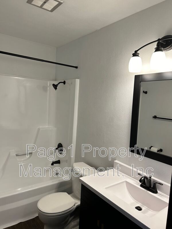 Building Photo - 2915 Grinnell Dr