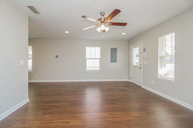 Building Photo - 328 School House Ct