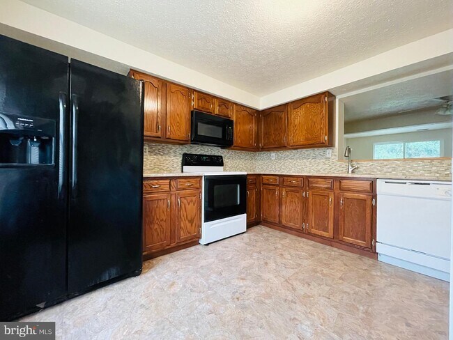Building Photo - 44 Waterview Ct