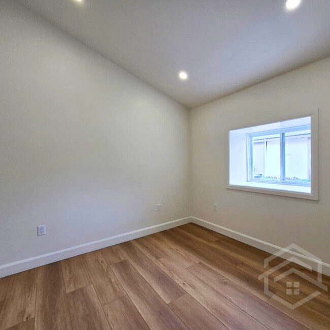 Photo du bâtiment - 1-Bedroom Apartment Available!!
