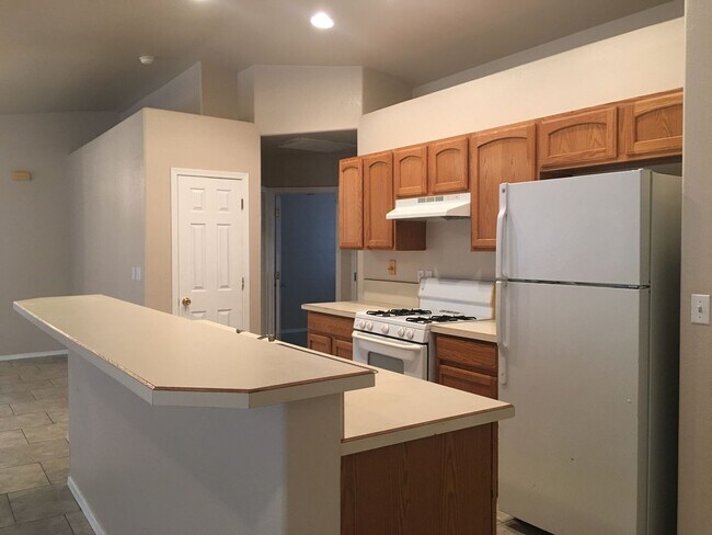 Foto del edificio - 3-Bedroom Single Family Home with Central Cooling, Attached Garage, and Tile Flooring