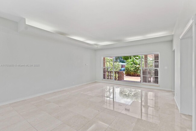 Foto del edificio - 80 Shore Dr W