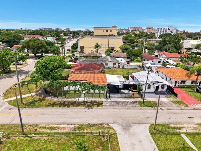 Foto del edificio - 3500 NW 1st St