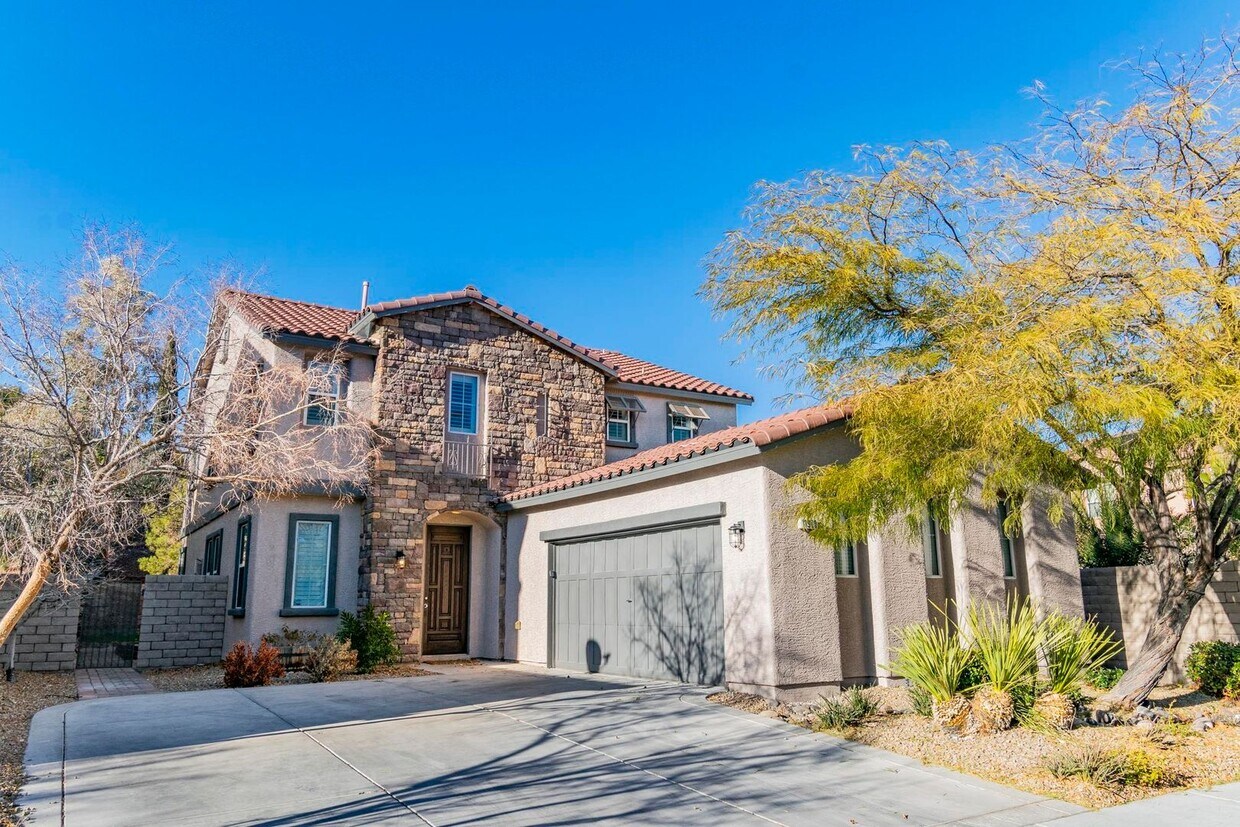 Primary Photo - Stunning 4 bedroom, 3 bath home located in...