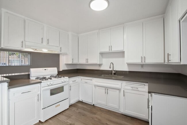 Building Photo - 930 Stillman Ave