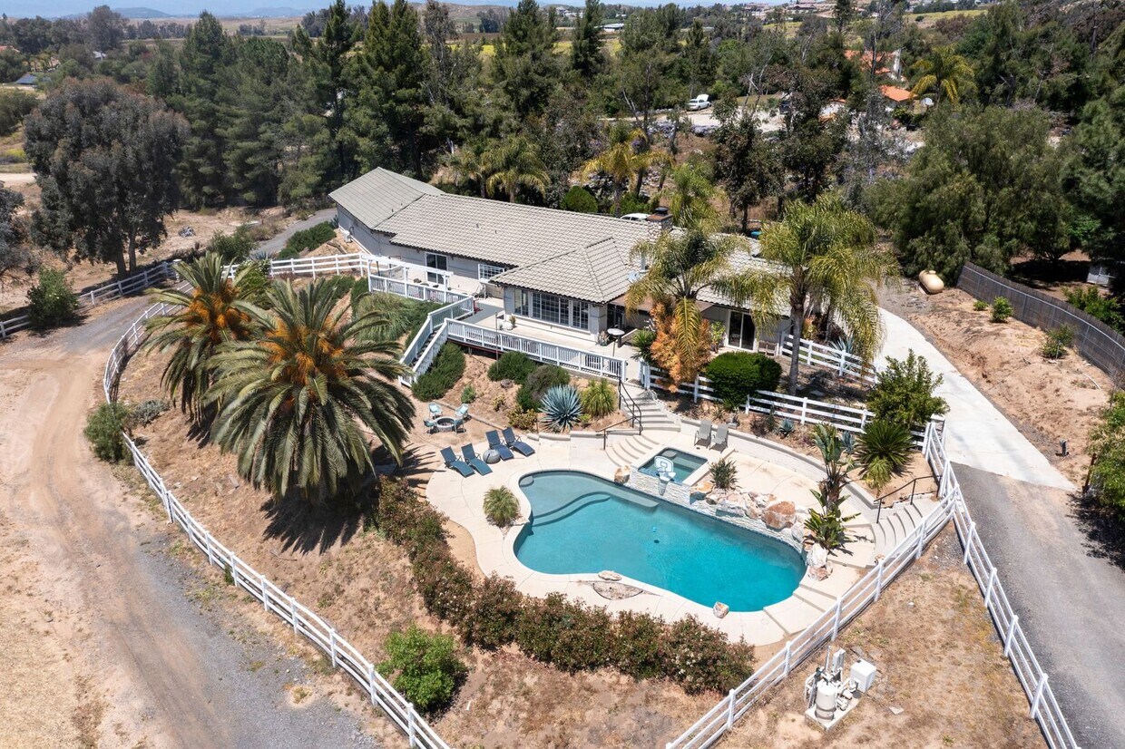 Foto principal - LUXURY LIVING POOL HOME ON 2+ ACRES IN THE...