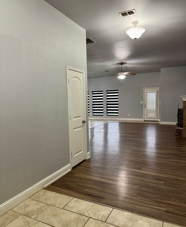 Building Photo - Living in Luxury! Extra Large 3/2/2 in Bel...