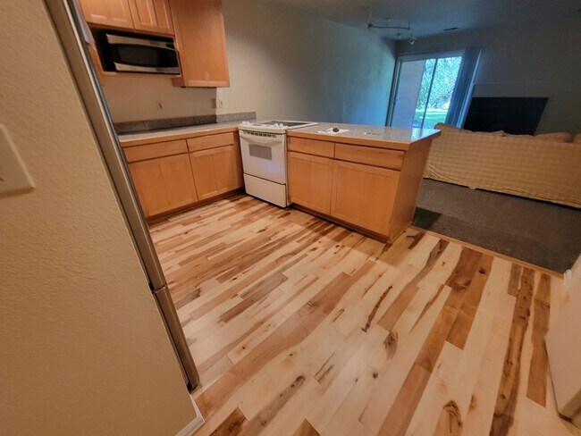 Building Photo - Charming First Floor Condo In Downtown Boulder- Available Immediately through 7/31