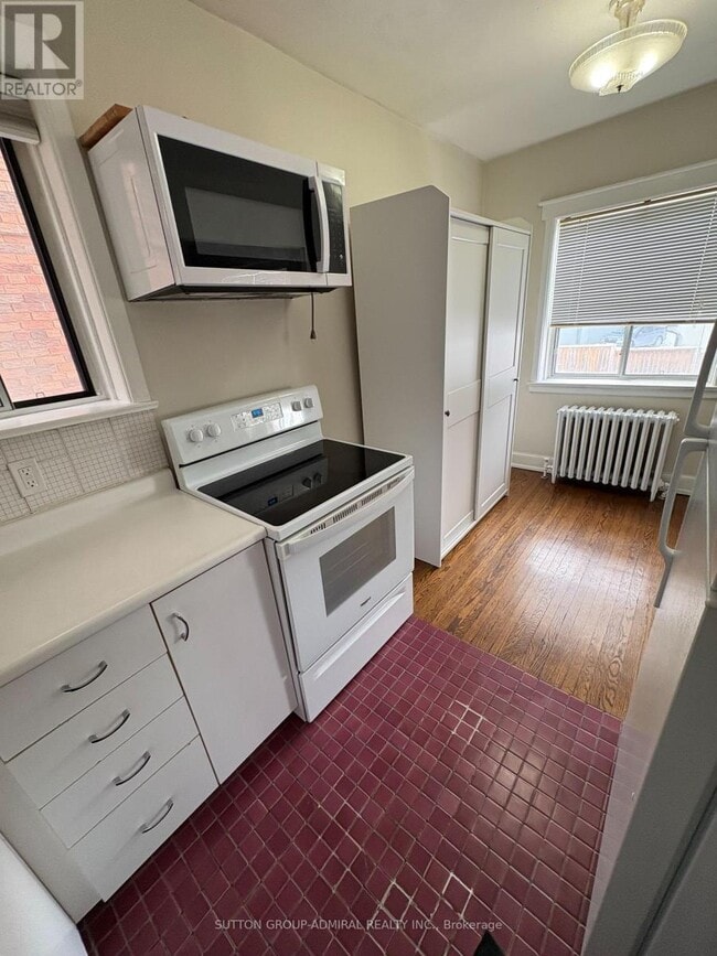 Building Photo - 1648 Bathurst St