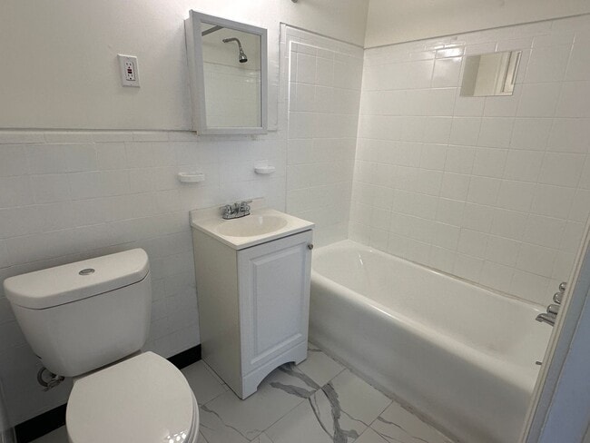Building Photo - Marlyn Apts 101