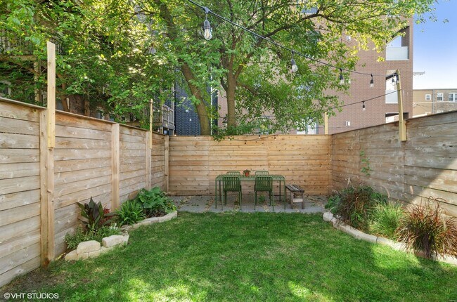 Building Photo - 2811 W Shakespeare Ave