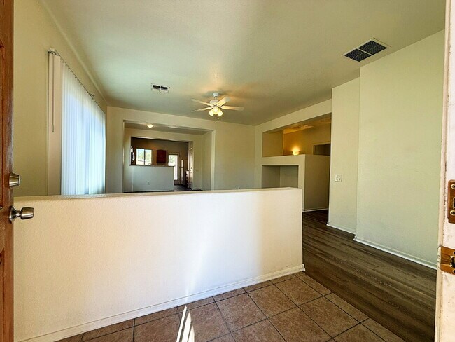 Foto del edificio - "Charming 3-Bed, 2-Bath Oasis with 1,430 Sq Ft in Phoenix's Heart!"
