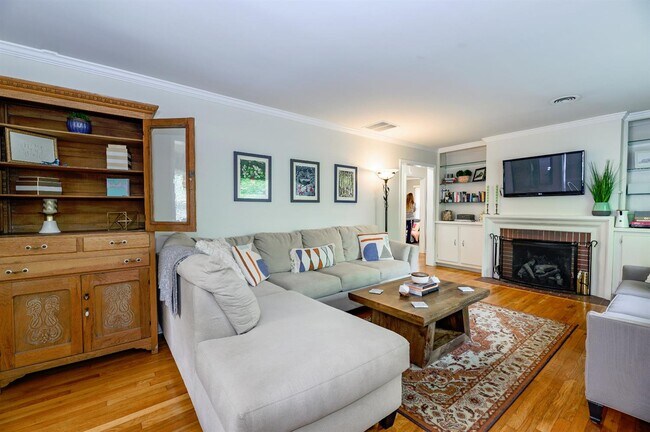 Building Photo - 434 Queensway Dr