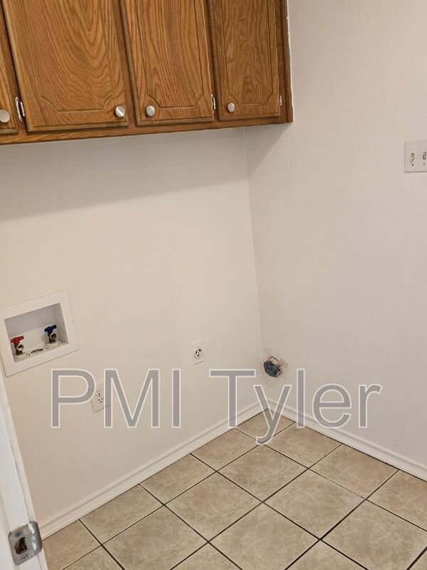 Foto del edificio - 16124 Shoshone Dr