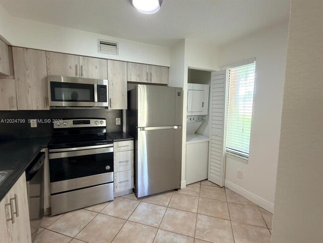 Building Photo - 1025 Coral Club Dr