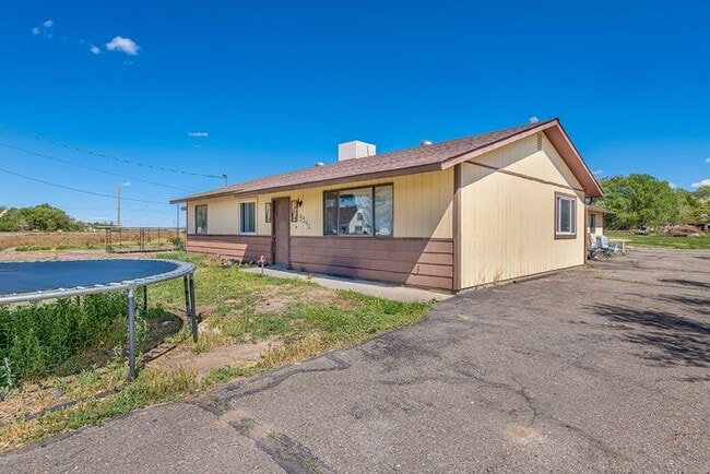 Building Photo - Home with Mountain Views!