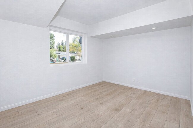 Building Photo - 639 Calle Tulipan