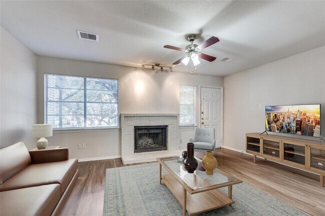 Building Photo - RIVER CROSSING TOWNHOME - 2BD -2.5BA - GRE...