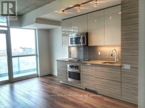 Building Photo - 210 Simcoe St