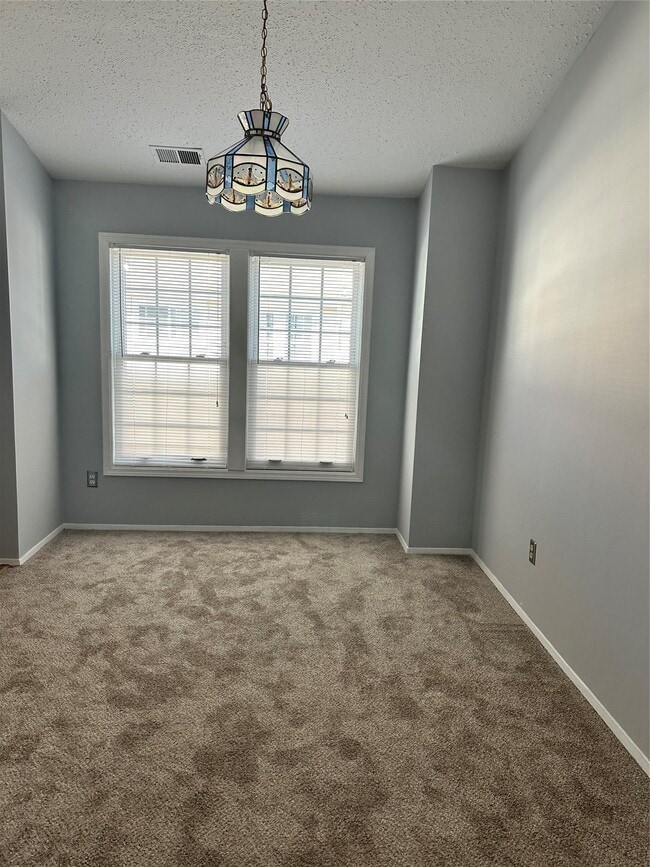 Foto del edificio - 1213 Whispering Hills Dr