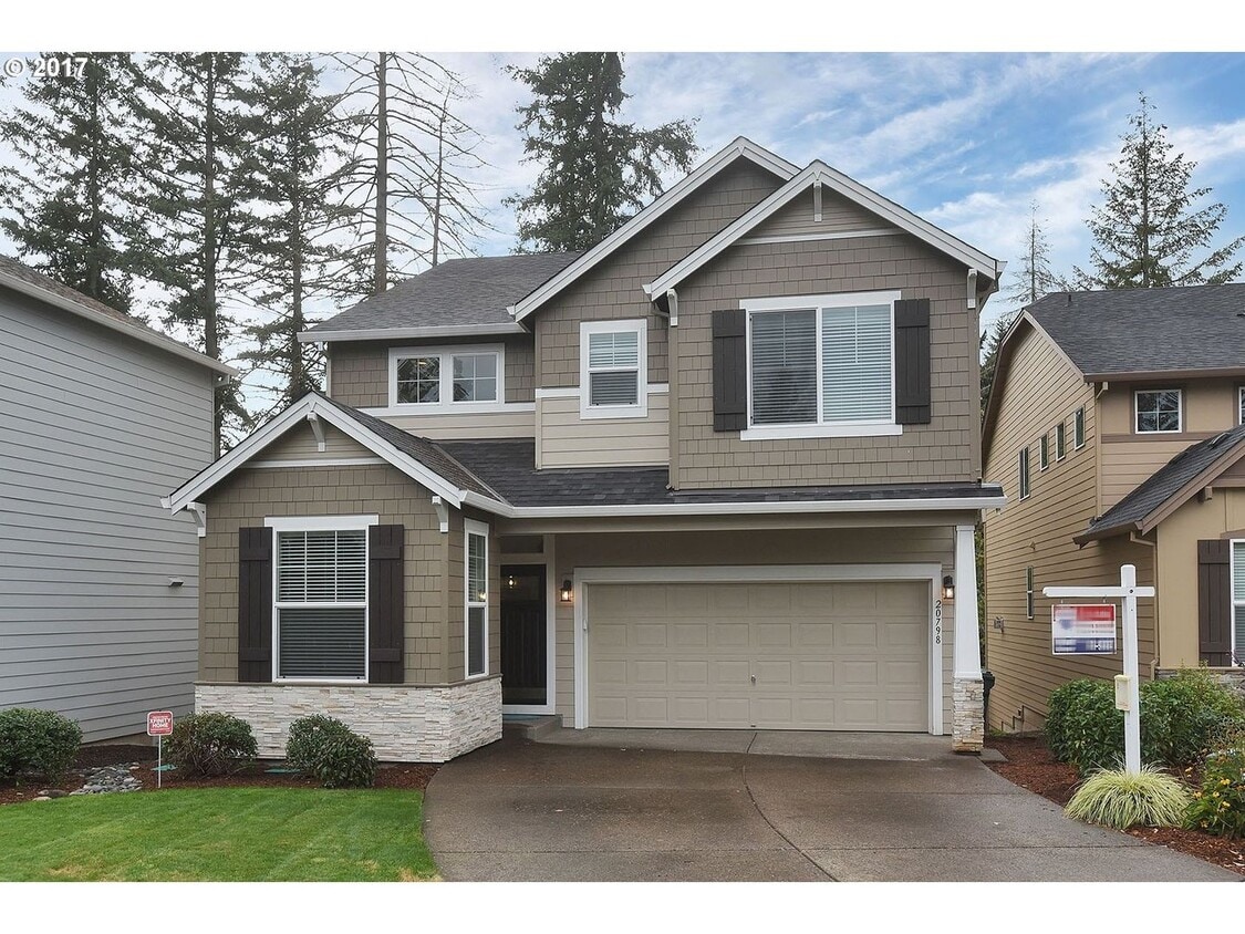 Bright and Open Floor Plan with Fireplace, Attached Garage & Vaulted Ceilings - Bright and Open Floor Plan with Fireplace, Attached Garage & Vaulted Ceilings