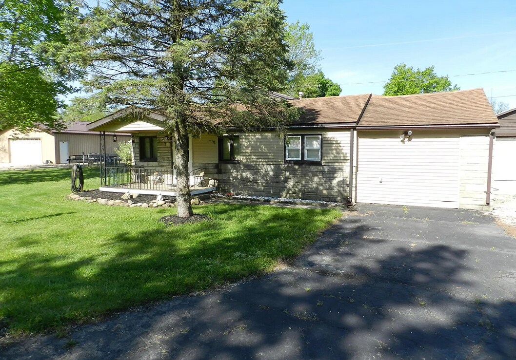 Primary Photo - 13065 Laurel Rd NE