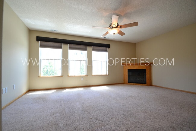 Building Photo - Must See this Beautiful 2 Bedroom, 2 Bath ...